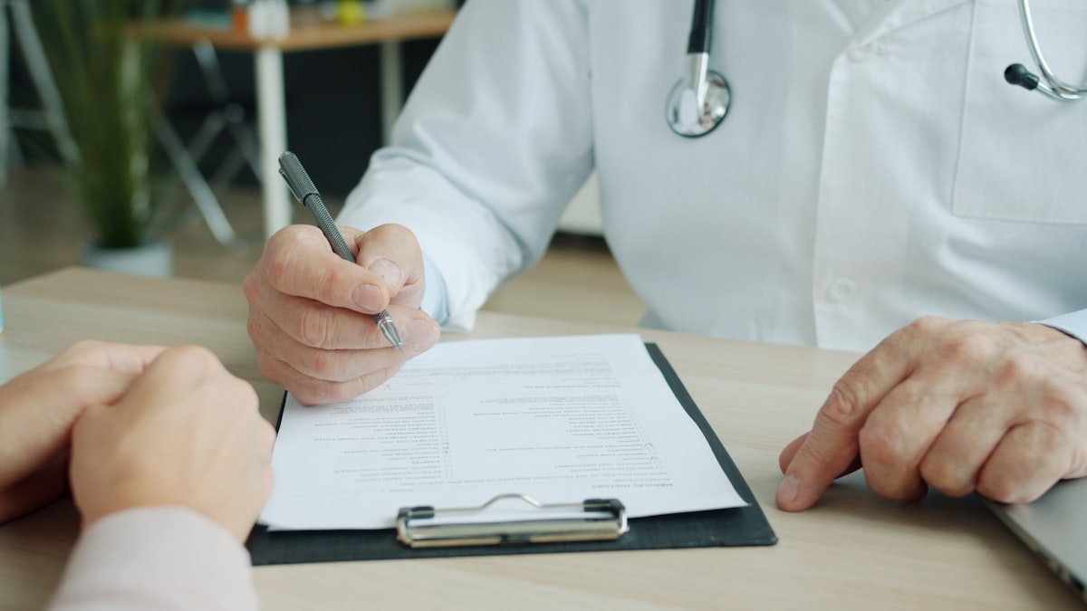 receta retenida doctor escribiendo